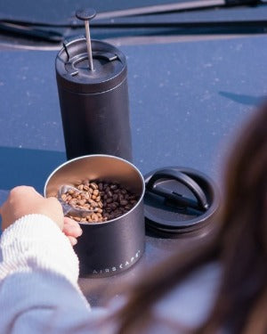 PATENTED TECHNOLOGY: The stainless steel coffee storage canister has a patented lid to actively remove and lock out air to preserve and protect freshness and flavour.